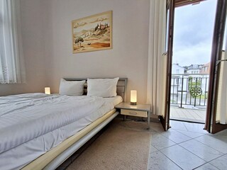 2. Schlafzimmer zur Südseite mit Zugang zum Balkon
