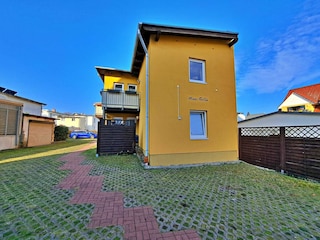 Hausansicht Nebengebäude / Eingang Appartement 02 und Wohnung 05