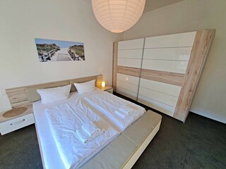 Schlafzimmer mit Doppelbett und Extra Wandklappbett