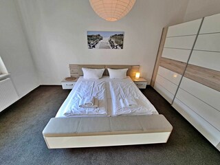 Schlafzimmer mit Doppelbett und Extra Wandklappbett