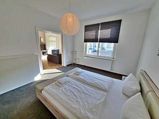 Schlafzimmer mit Doppelbett und Extra Wandklappbett