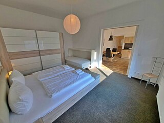 Schlafzimmer mit Doppelbett und Extra Wandklappbett