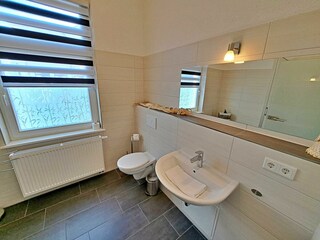 großzügiges Tageslicht-Bad mit DU/WC