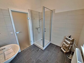 großzügiges Tageslicht-Bad mit DU/WC