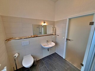 großzügiges Tageslicht-Bad mit DU/WC