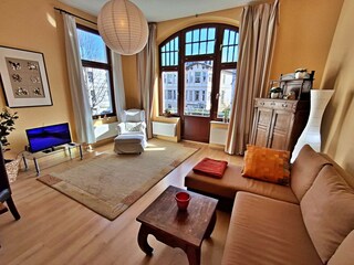 Wohn- und Essbereich mit Zugang zum Balkon