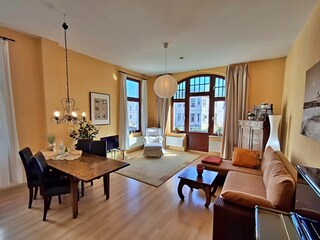 Wohn- und Essbereich mit Zugang zum Balkon