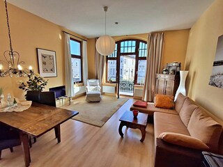 Wohn- und Essbereich mit Zugang zum Balkon