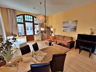 Wohn- und Essbereich mit Zugang zum Balkon