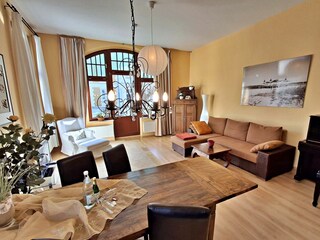 Wohn- und Essbereich mit Zugang zum Balkon