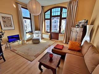 Wohn- und Essbereich mit Zugang zum Balkon