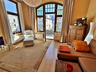 Wohn- und Essbereich mit Zugang zum Balkon