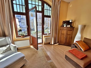 Wohn- und Essbereich mit Zugang zum Balkon