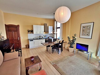 Wohn- und Essbereich mit Zugang zum Balkon