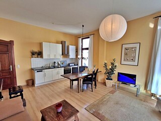 Wohn- und Essbereich mit Zugang zum Balkon