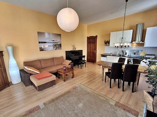 Wohn- und Essbereich mit Zugang zum Balkon