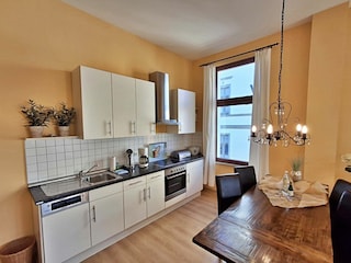 Küchenzeile und Essbereich