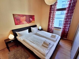 Schlafzimmer mit Doppelbett und Kleiderschrank