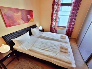 Schlafzimmer mit Doppelbett und Kleiderschrank