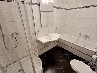 Bad mit DU/WC und Badewanne