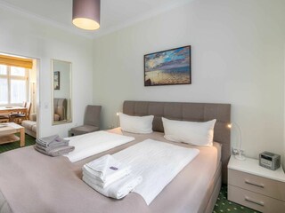 Schlafzimmer mit Blick ins Wohnzimmer