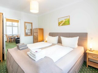 Schlafzimmer mit Blick ins Wohnzimmer