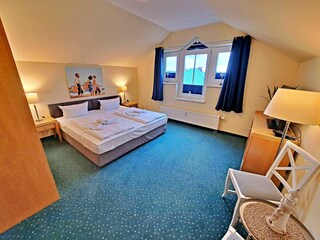 erstes Schlafzimmer mit Doppelbett