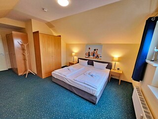 erstes Schlafzimmer mit Doppelbett