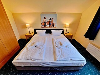 erstes Schlafzimmer mit Doppelbett