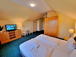 erstes Schlafzimmer mit Doppelbett