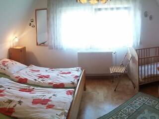 Schlafzimmer mit Kinderbett