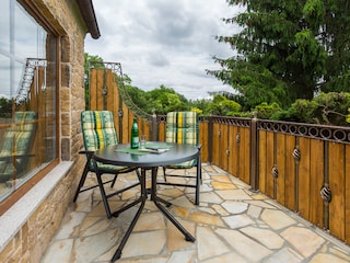 Balkon mit Blick in den Garten und das Tal