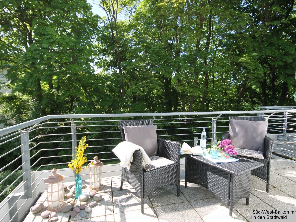 Südwestbalkon mit Blick in den Stadtwald