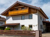 Hofeinfahrt mit Ostbalkon und Schlossblick