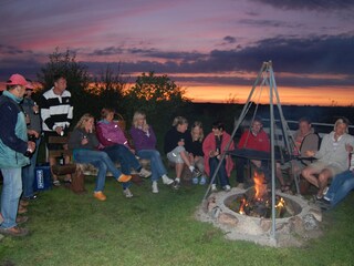 Urlauber am Lagerfeuer im Sommer