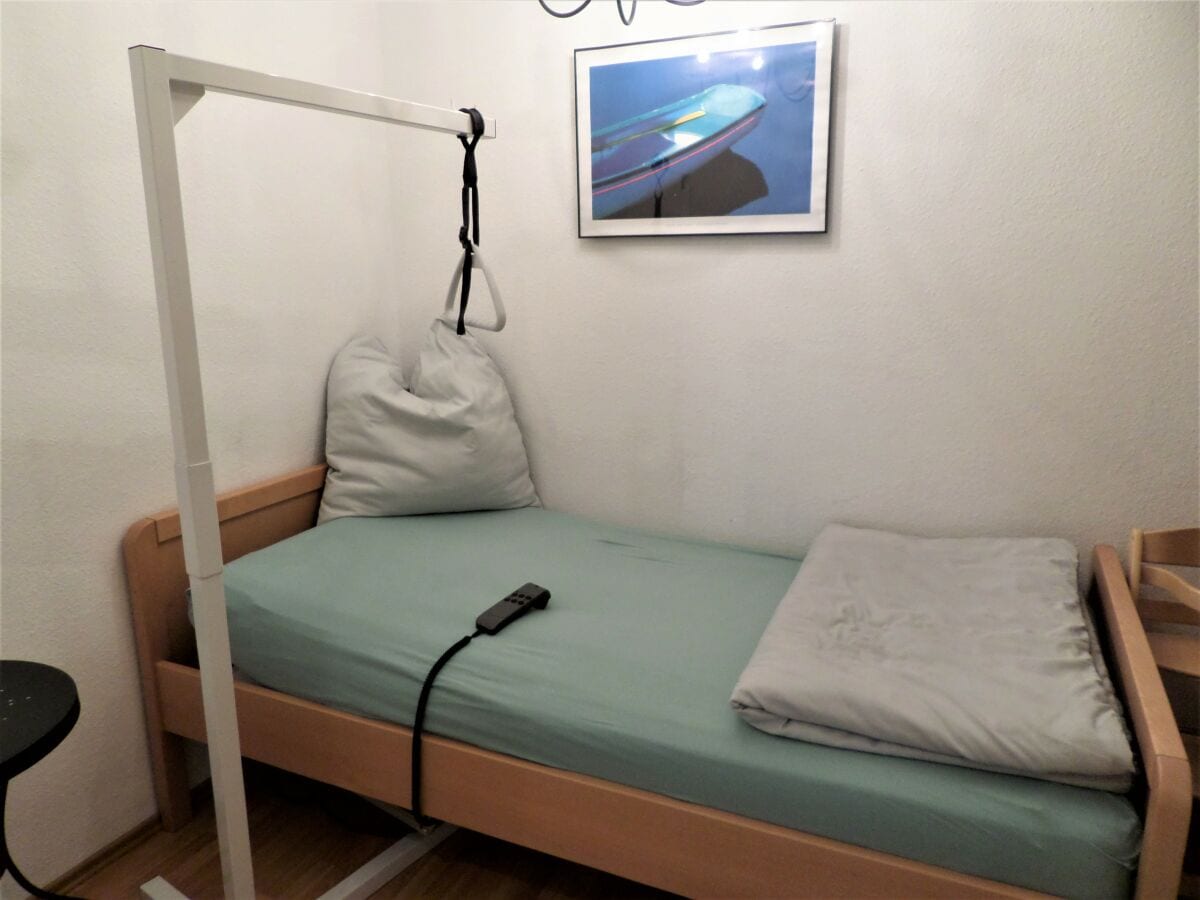 Bett im kleinen Schlafzimmer