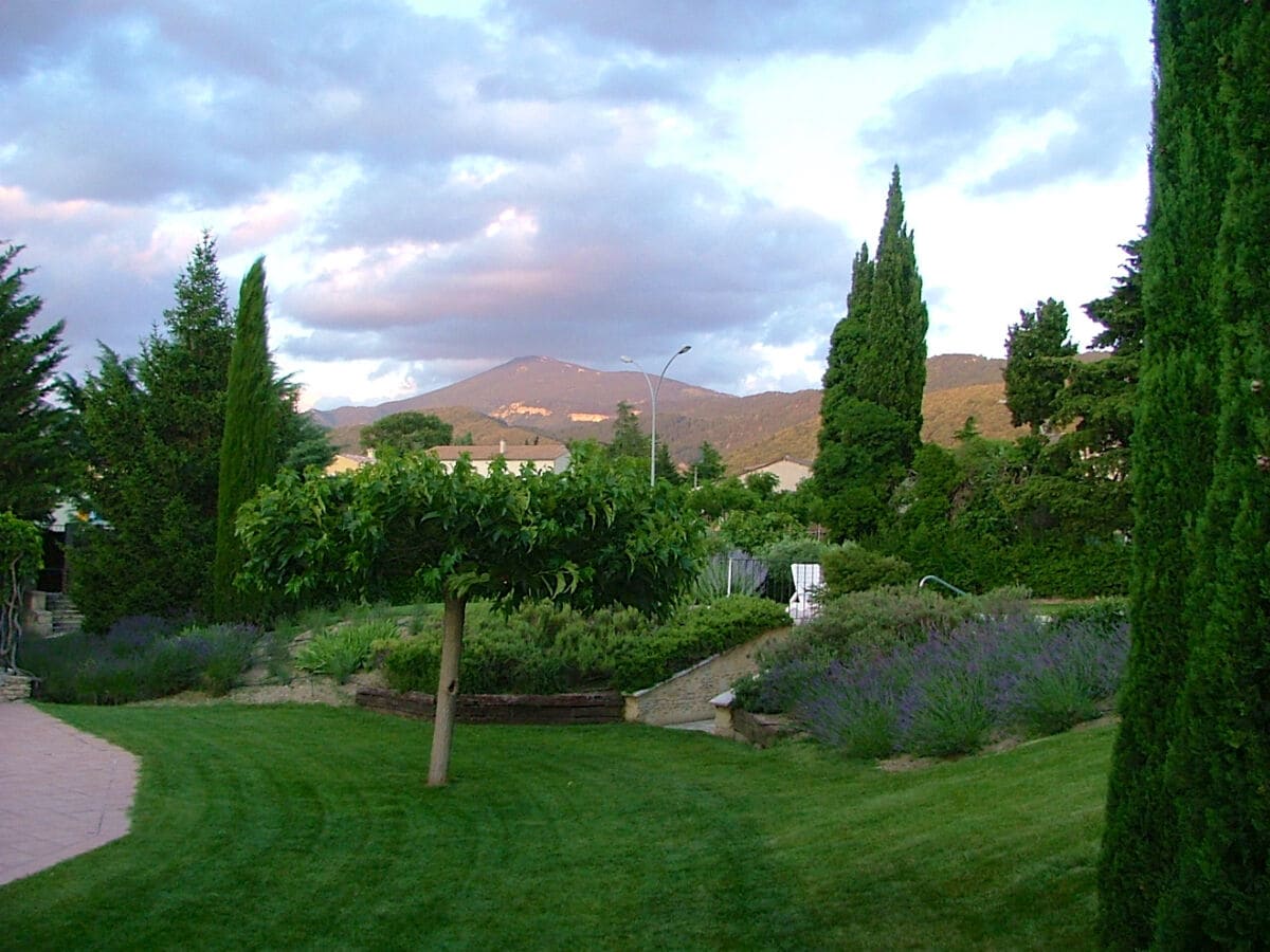 Schöne Aussicht von Terrasse und Garten