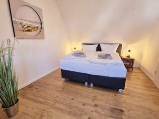 Schlafzimmer 2 mit Boxspringbett