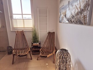 Wellnessbereich mit Sauna und Dusche