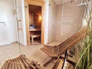Wellnessbereich mit Dusche und Sauna