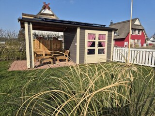 Abstellschuppen mit überdachter Sitzmöglichkeot