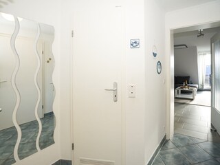 heller Flur mit Garderobe und Spiegel