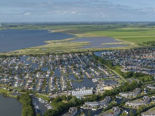 Luftaufnahme der Anlage mit See im Hintergrund