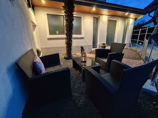 Terrasse mit Loungemöbeln und Palme