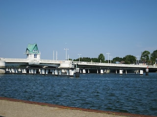 Die Schleibrücke liegt direkt vor dem Ferienhaus.