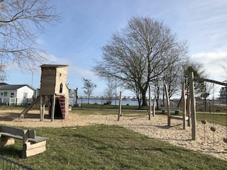 Zahlreiche Spielplätze in der Umgebung.
