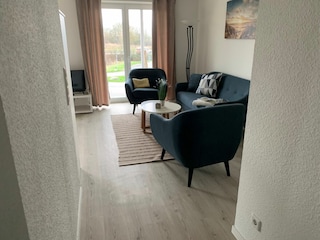 Heller Wohnbereich mit Terrassenzugang.