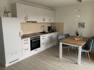 Die moderne und neu eingebaute Küche.