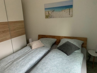 Großer Kleiderschrank im Schlafzimmer.
