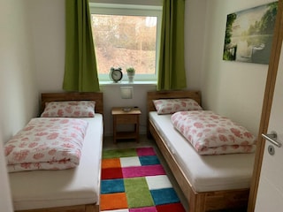 Das zweite Schlafzimmer mit Einzelbetten.